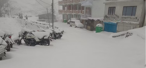 Uttarakhand Weather: मैदान से लेकर पहाड़ तक बारिश, बर्फबारी से पारा धड़ाम, ठिठुरे लोग, इन जगहों पर ऑरेंज अलर्ट